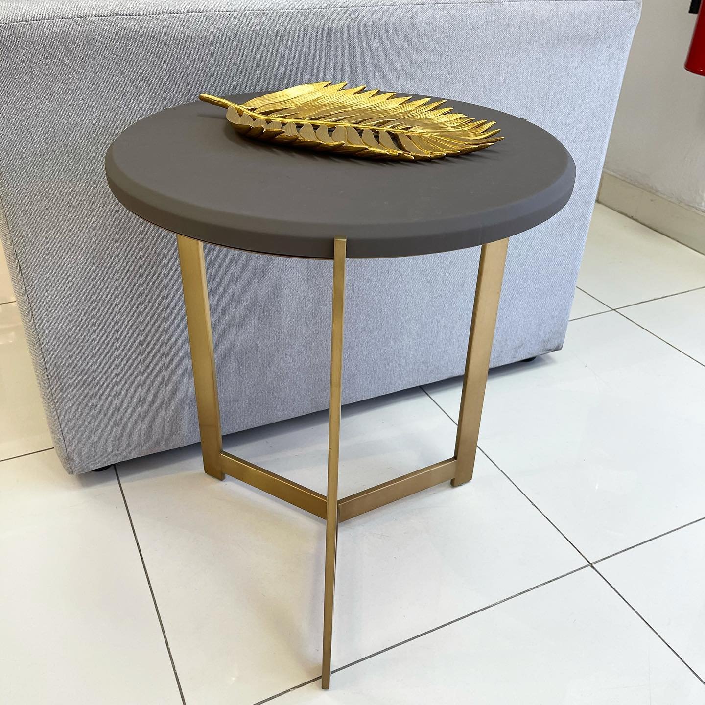 Table basse ciruclaire avec une touche doree